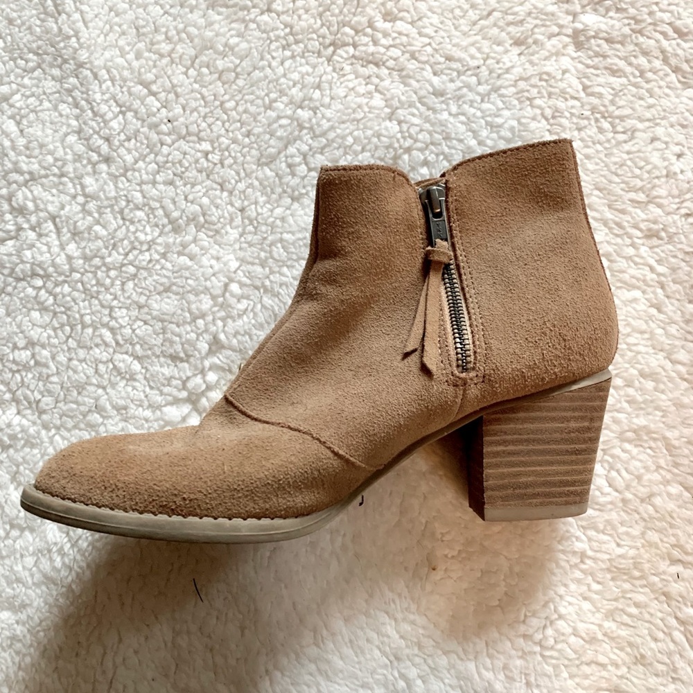 American Eagle Tan Suede Boots Size 8